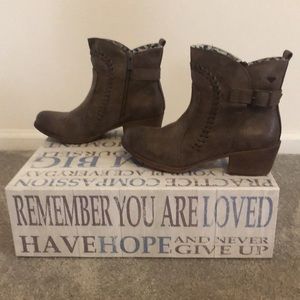 Size 10 ankle boots.